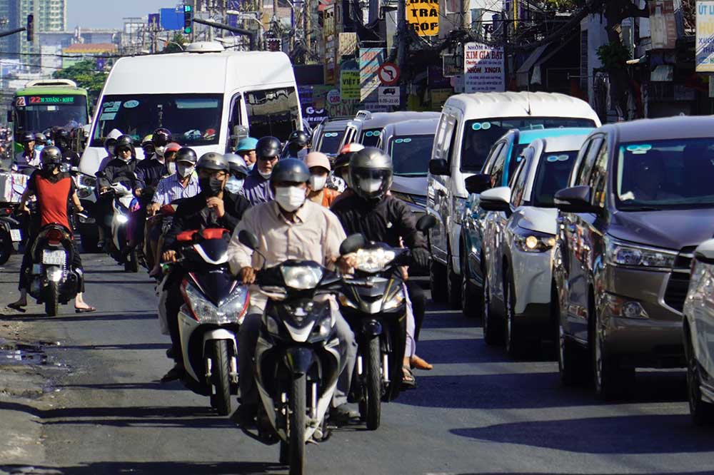 Phần lớn phương tiện là ô tô con. Các tài xế phải chờ rất lâu để di chuyển được một đoạn đường ngắn.