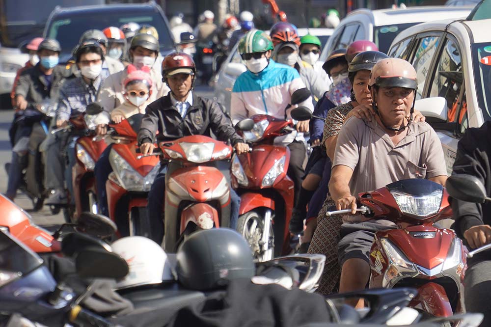 Bà Vân Thanh (ngụ xã Bình Hưng, huyện Bình Chánh) chia sẻ: “Năm nay tôi khá bất ngờ khi tuyến đường này lại kẹt xe vào trưa mùng 2 Tết. Mọi năm thì ngoài đường vào thời điểm này tôi thấy rất ít xe cộ di chuyển qua lại“.