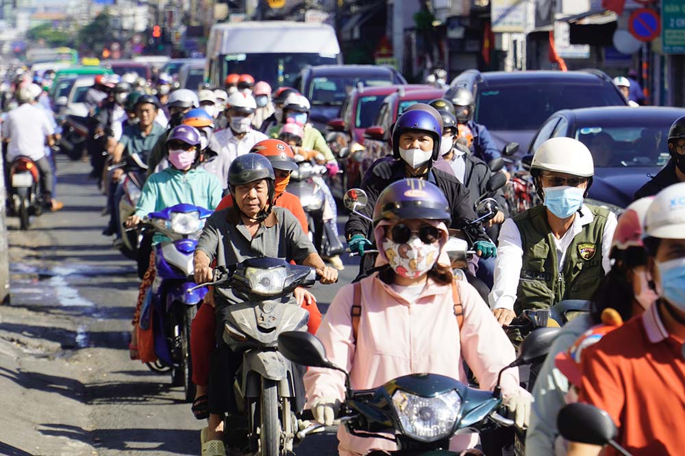 Ghi nhận của Lao Động trưa 11.2 (mùng 2 Tết), lượng phương tiện di chuyển trên Quốc lộ 50, hướng từ TPHCM về Long An bất ngờ tăng cao.