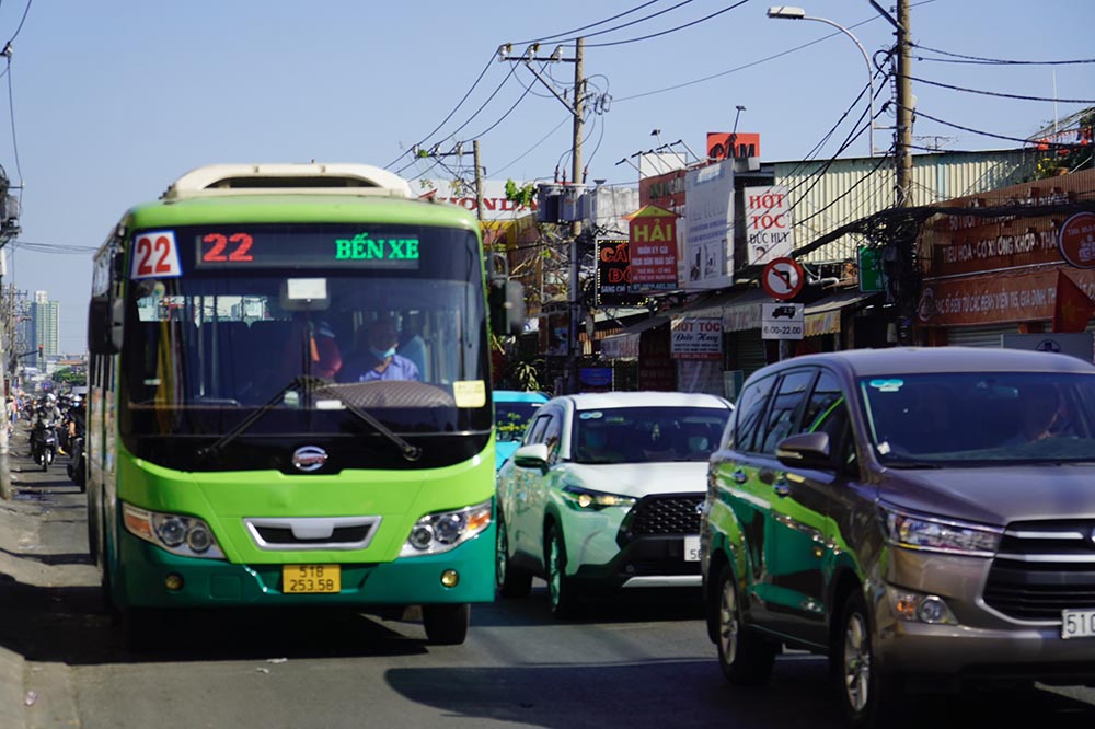 Xe buýt và các phương tiện lớn lấn sang phần đường bên phải khiến xe máy không có nhiều không gian để di chuyển.