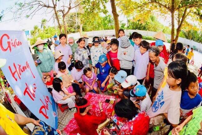 Không khí Xuân ở Bích Đầm được các bạn nhỏ ở Nha Trang "mang ra" đảo. Ảnh: Văn Thì