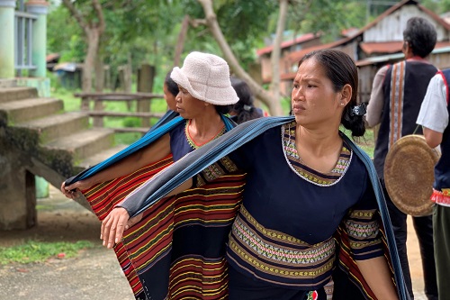 Phụ nữ Hà Lăng múa chiêu trong tấm áo choàng truyền thống. Ảnh: Thanh Tuấn 