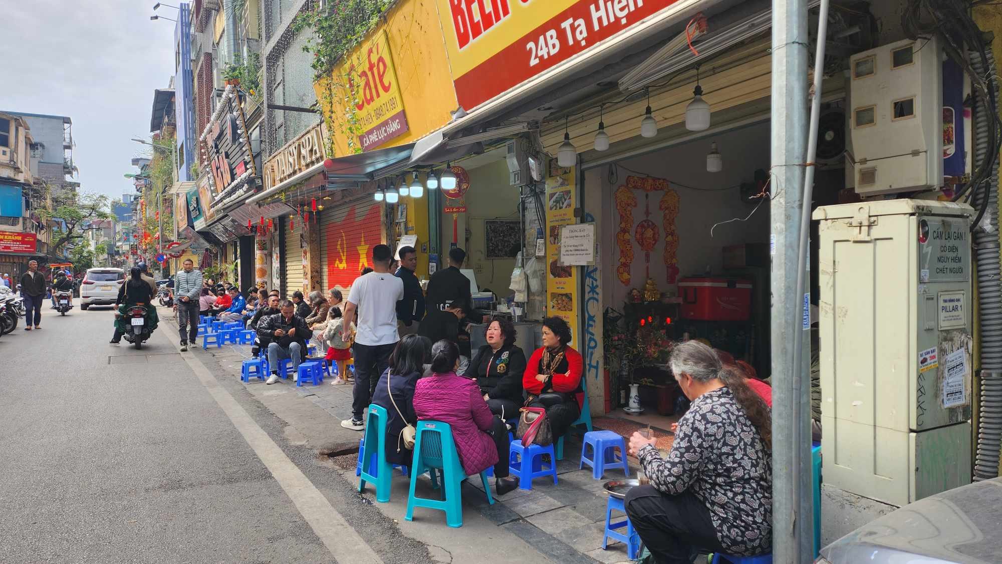 Dọc các tuyến phố của Hà Nội, hàng quán đã mở cửa trở lại phục vụ người dân.