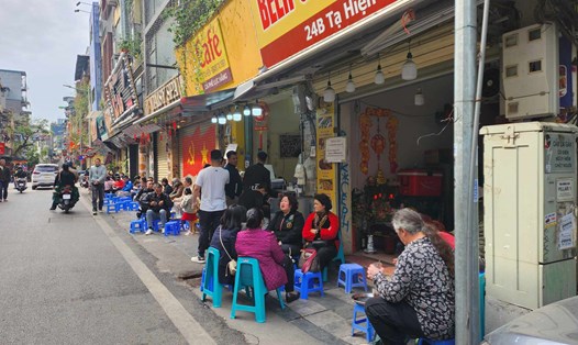 Dọc các tuyến phố của Hà Nội, hàng quán đã mở cửa trở lại phục vụ người dân.