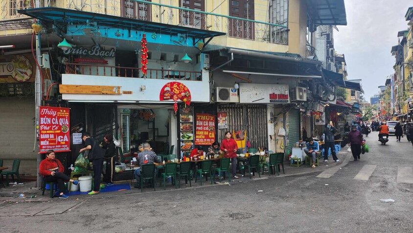 Quán bún cá quả ở phố Lương Ngọc Quyến bán xuyên Tết.