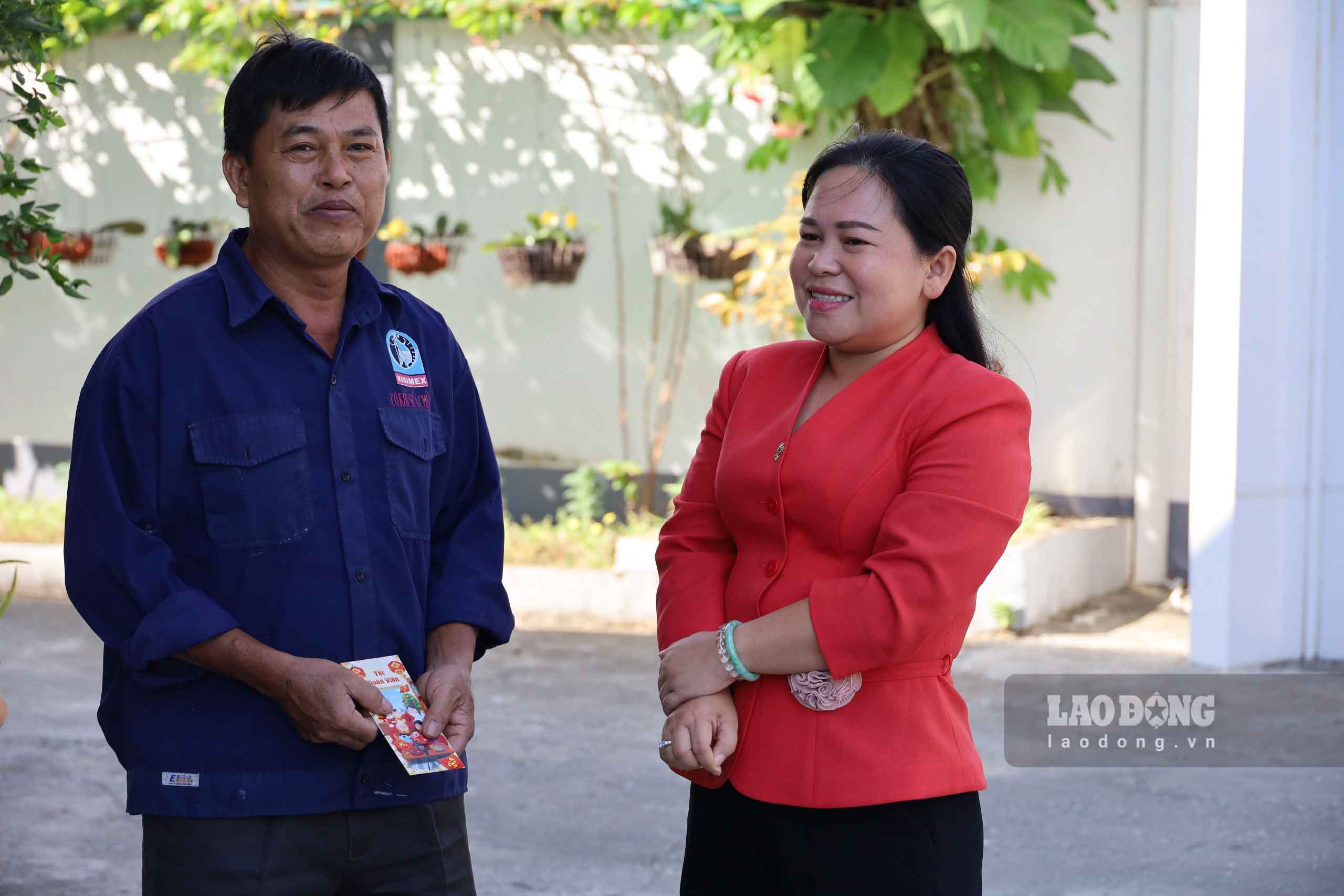 Bà Trương Thanh Thúy – Chủ tịch LĐLĐ tỉnh Kiên Giang thăm hỏi đoàn viên, người lao động. Ảnh: Mỹ Linh