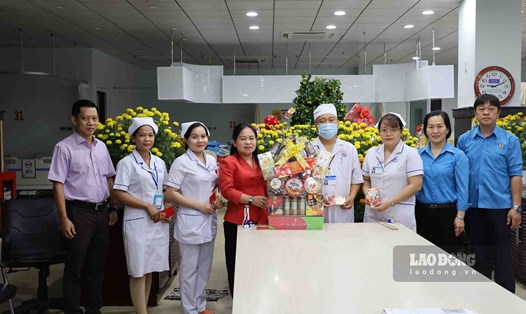 Đoàn đến thăm, chúc Tết tại Khoa Cấp cứu Bệnh viện Đa khoa tỉnh Kiên Giang. Ảnh: Mỹ Linh