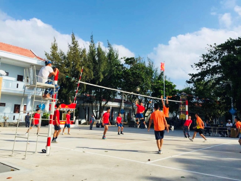 Hoạt động thể thao vui xuân đón Tết ở đảo Song Tử Tây, quân dân cùng tranh tài thi đấu bóng chuyền. Ảnh: Đặng Tài