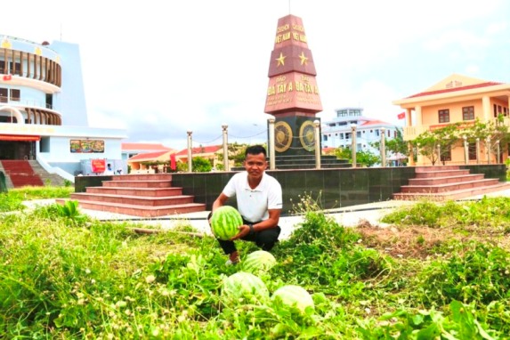 Mâm ngũ quả ngày Tết năm nay ở đảo Đá Tây A có thêm dưa hấu đỏ “Mai AnTiêm” được quân dân trên đảo trồng ngay dưới cột mốc chủ quyền. Ảnh Phương Linh