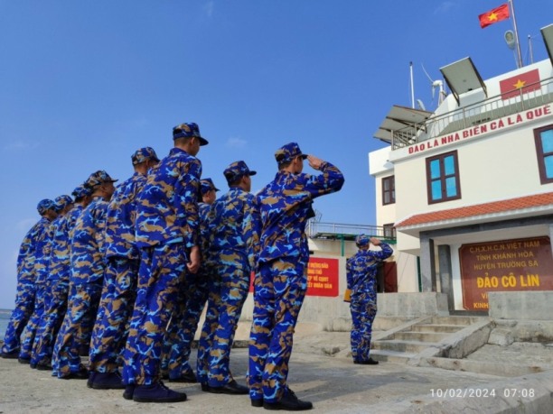 Chào cờ đón năm mới ở đảo Cô Lin, huyện Trường Sa. Ảnh: Quốc Cường