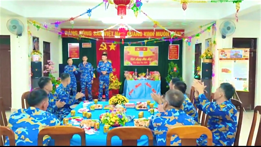 Ở đảo Cô Lin cán bộ chiến sĩ trên đảo tổ chức thi hái hoa dân chủ đầu năm tạo không khí đón xuân vui vẻ háo hức. Ảnh: Quốc Cường