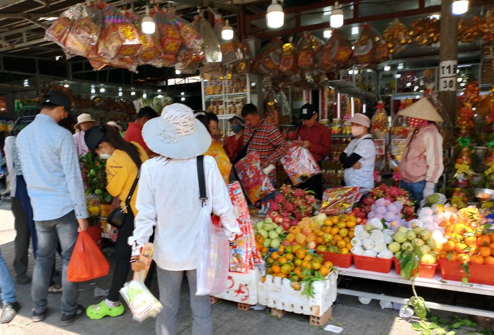 Sau khi thăm viếng, người dân đổ xô ra mua sắm tại khu vực xung quanh Miếu Bà Chúa xứ Núi Sam. Ảnh: Thanh Mai 