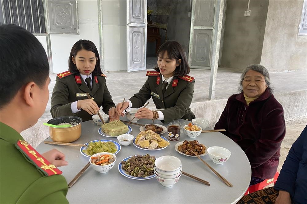 Bữa cơm đầu năm mới tại nhà bà Trần Thị Ân, ở thôn 2, xã Phúc Đồng, huyện Hương Khê. Ảnh: Bộ Công an
