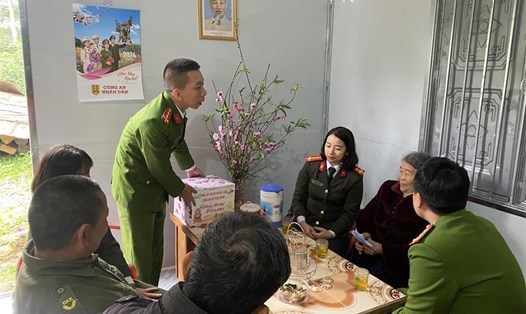 Cán bộ công an địa phương chúc Tết gia đình bà Trần Thị Ân trong ngôi nhà mới ở thôn 2, xã Phúc Đồng, huyện Hương Khê. Ảnh: Bộ Công an