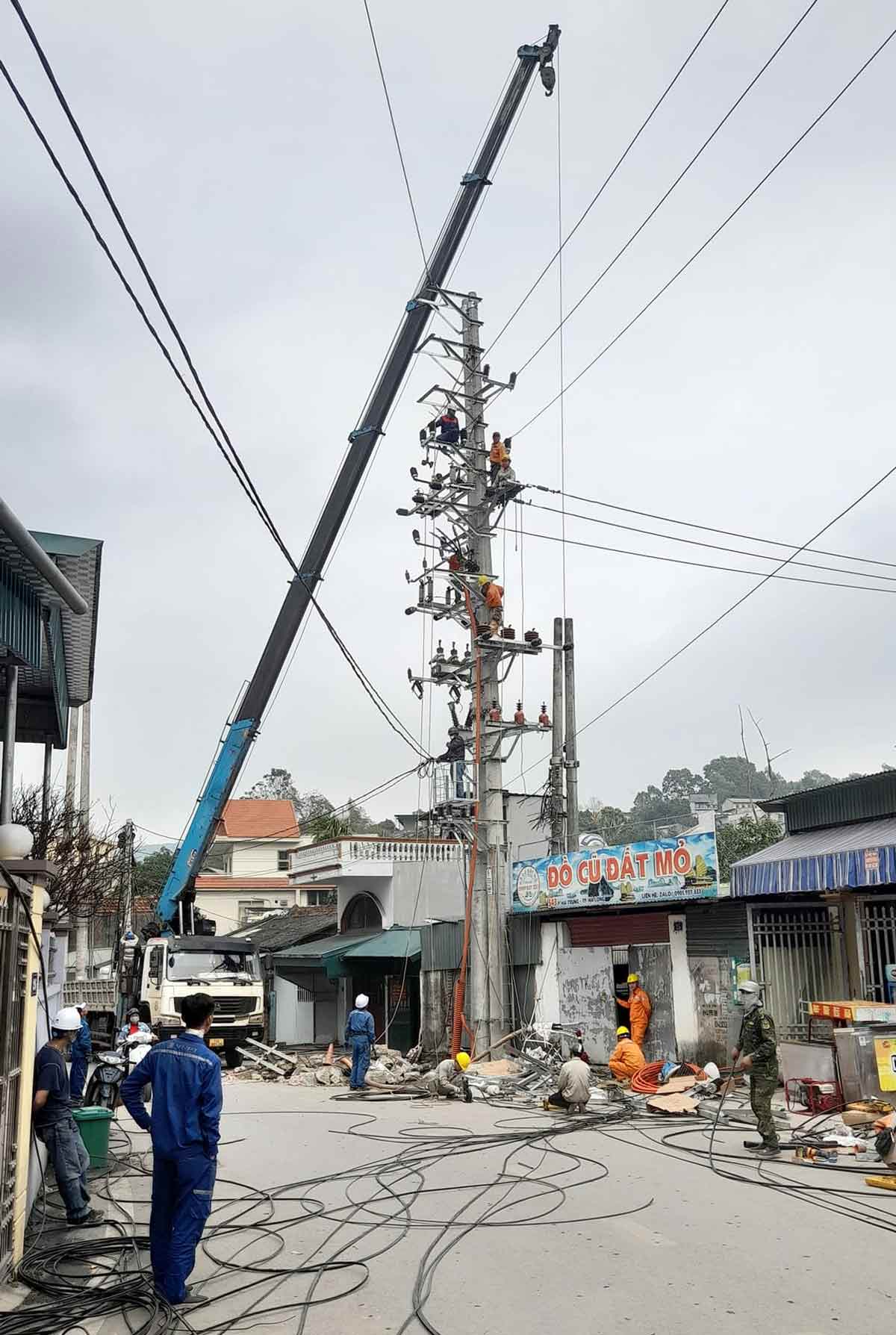 Tập trung di chuyển các cột điện tại phố Thống Nhất, phường Hà Trung. Ảnh: Người dân cung cấp