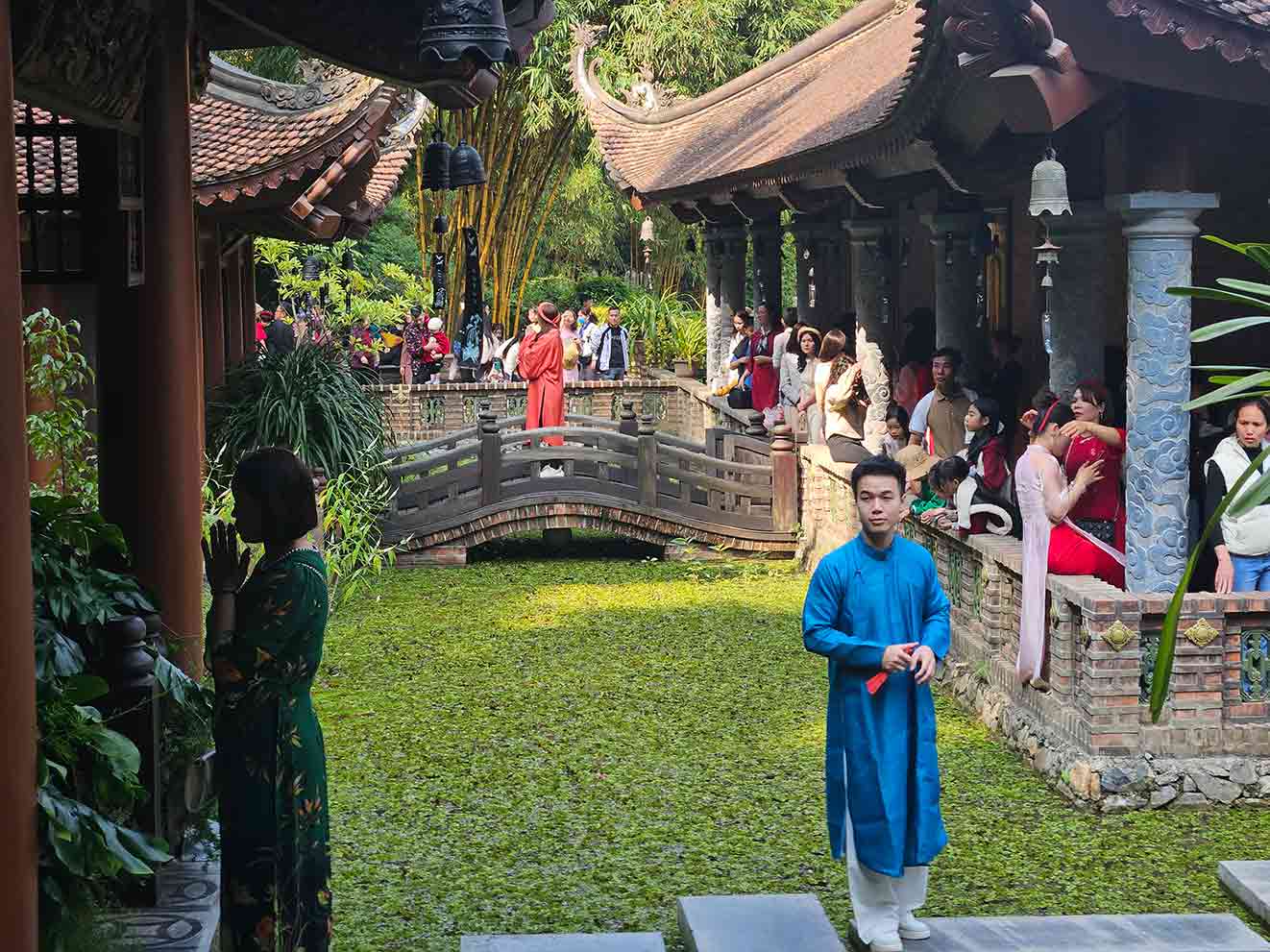 Ngày nay, ngoài đến chùa để lễ cầu, nhiều bạn trẻ còn diện những bộ áo dài truyền thống để chụp ảnh lưu niệm tại chùa. 