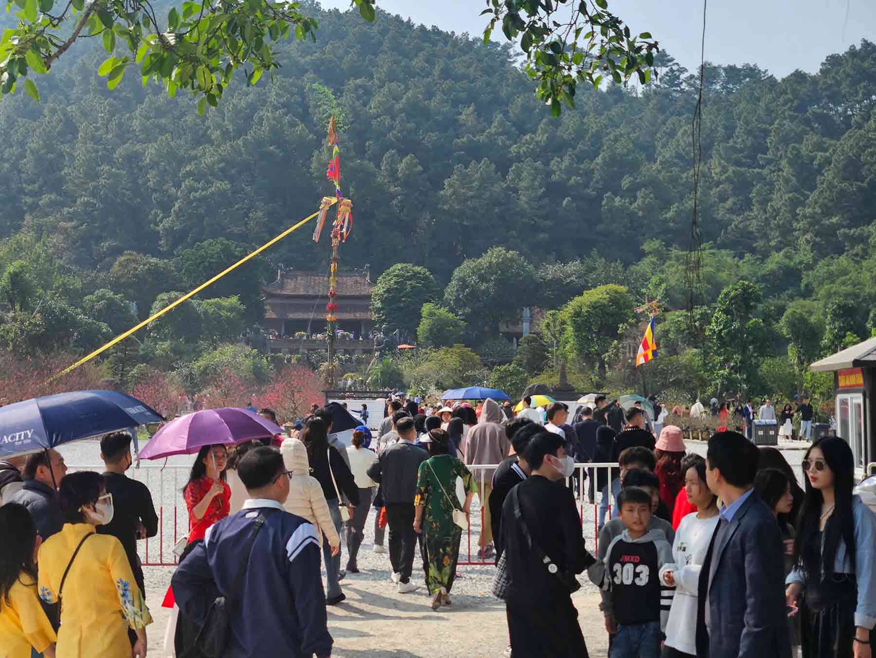 Tương tự tại Đại tạng phi lai tự (Hà Nam), lượng khách thập phương đổ về đây rất lớn. Theo người dân chia sẻ, du khách đến chùa tham quan bắt đầu đông đúc từ chiều ngày Mùng 1 Tết Âm lịch. 