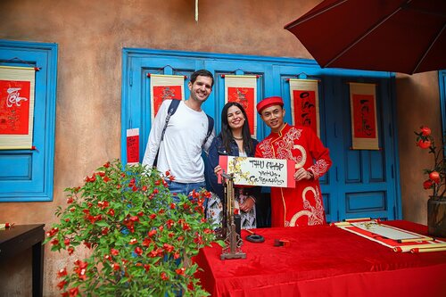 Du khách nước ngoài hào hứng trải nghiệm những hoạt động dịp Tết Nguyên đán. Ảnh: H. Hà