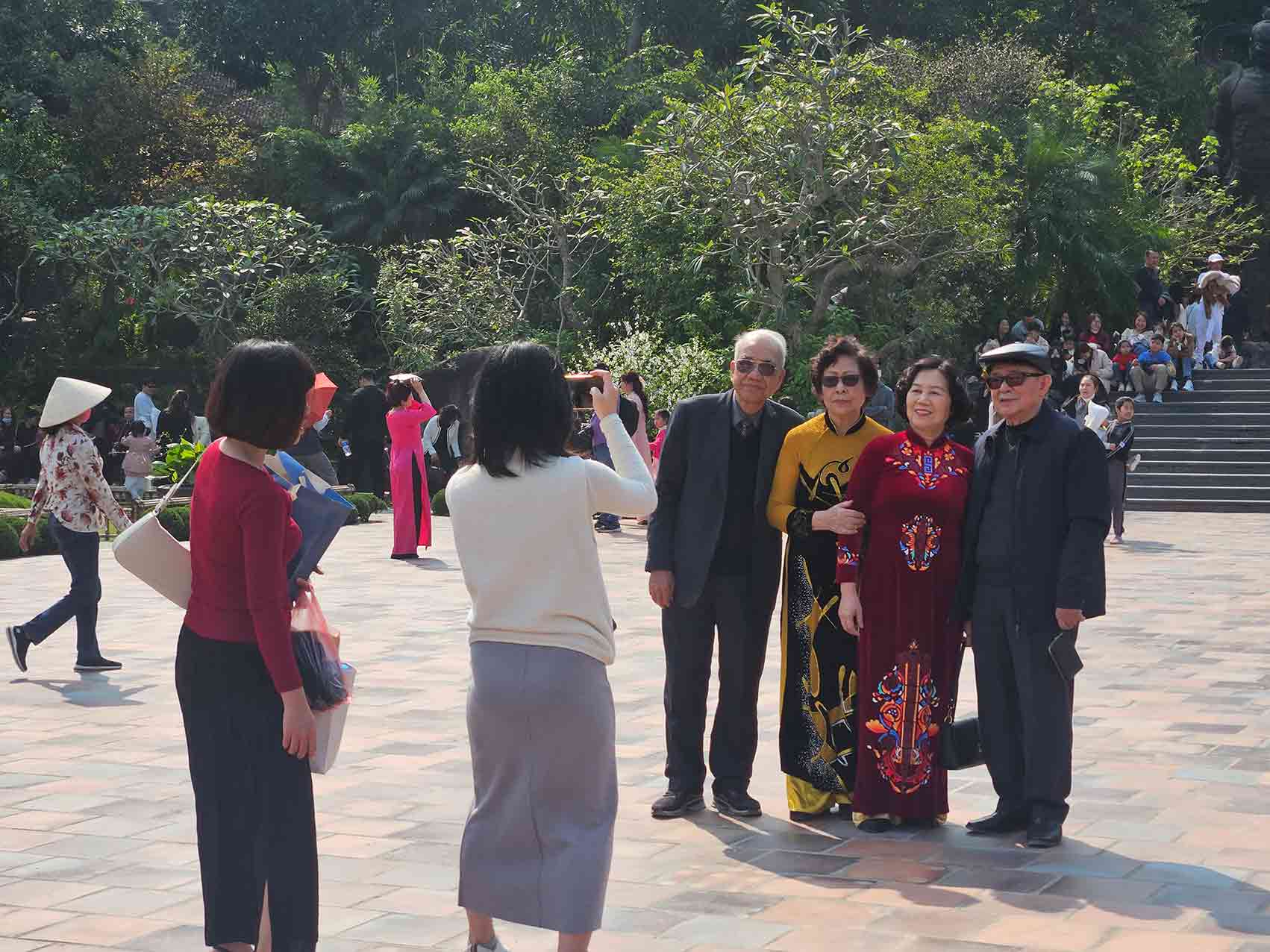 Không chỉ các bạn trẻ, nhiều gia đình tranh thủ việc lễ chùa đầu năm để chụp ảnh lưu niệm gia đình. 