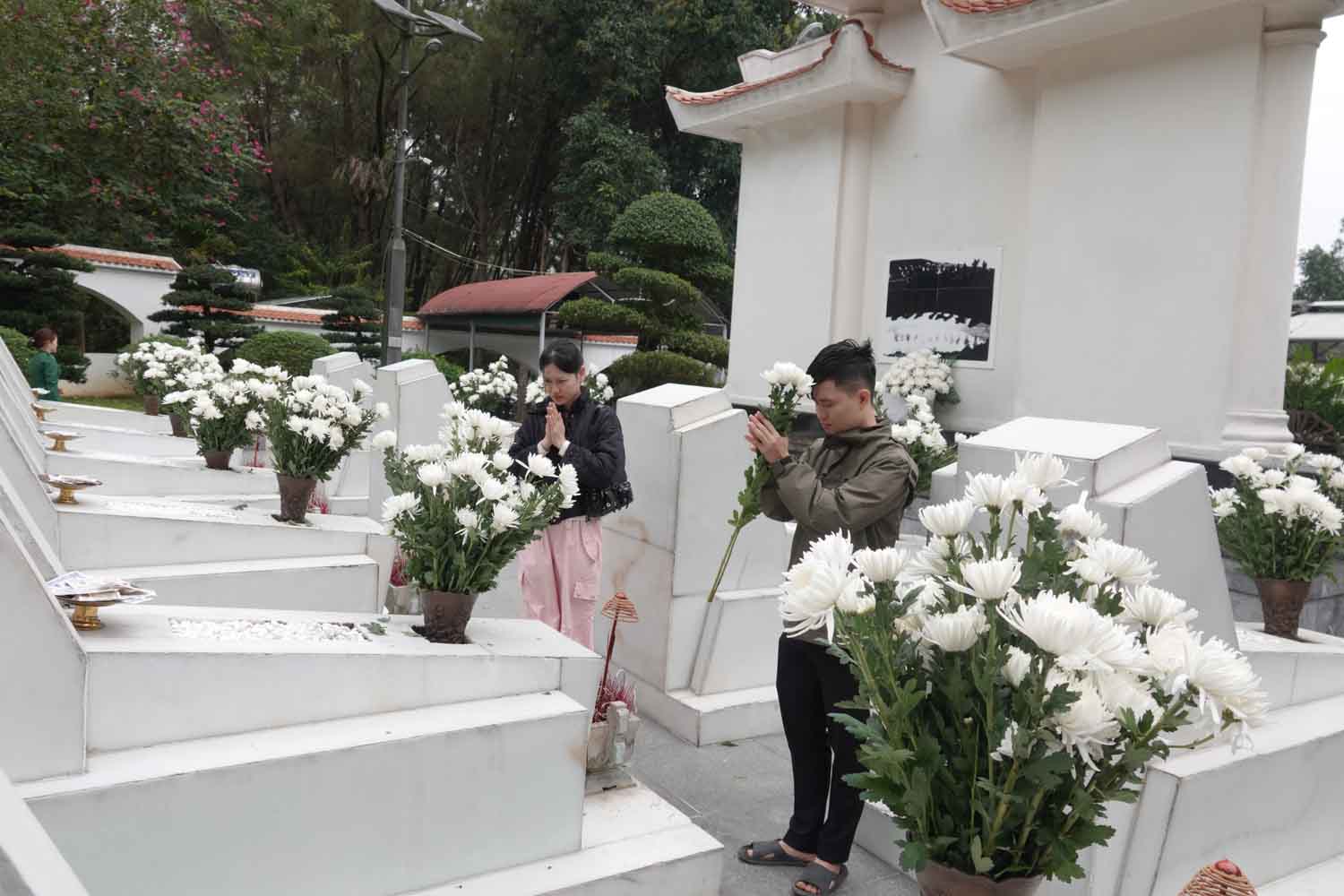 Thành kính dâng hương hoa tại phần mộ 10 nữ Thanh niên xung phong Ngã ba Đồng Lộc. Ảnh: Trần Tuấn.