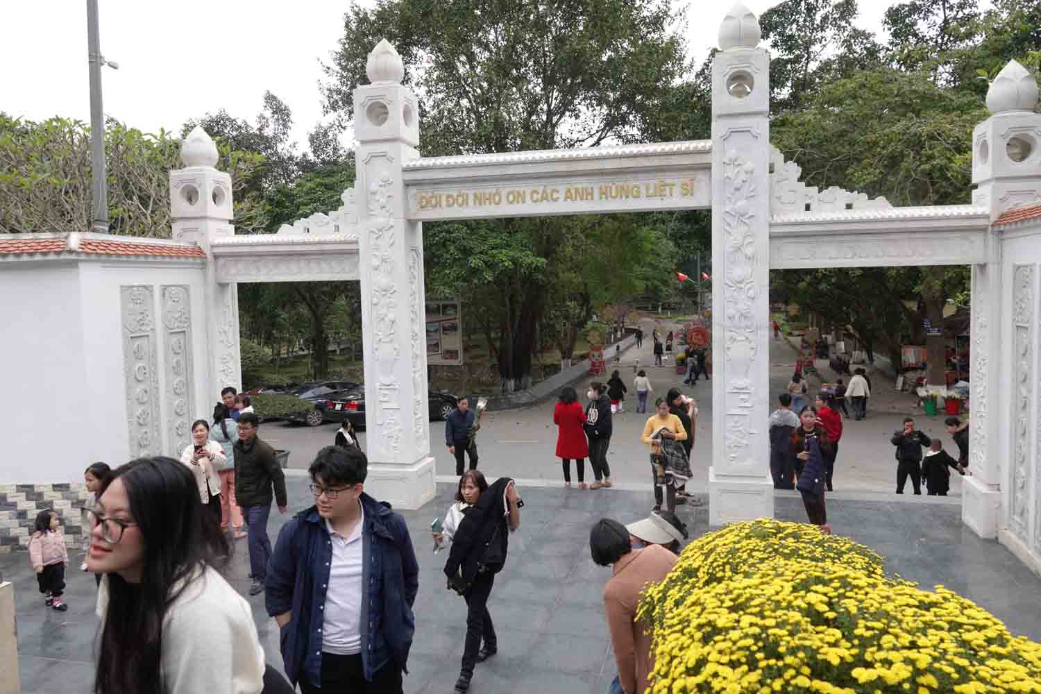 Người dân lên khu mộ 10 nữ Thanh niên xung phong Ngã ba Đồng Lộc để dâng hương. Ảnh: Trần Tuấn.