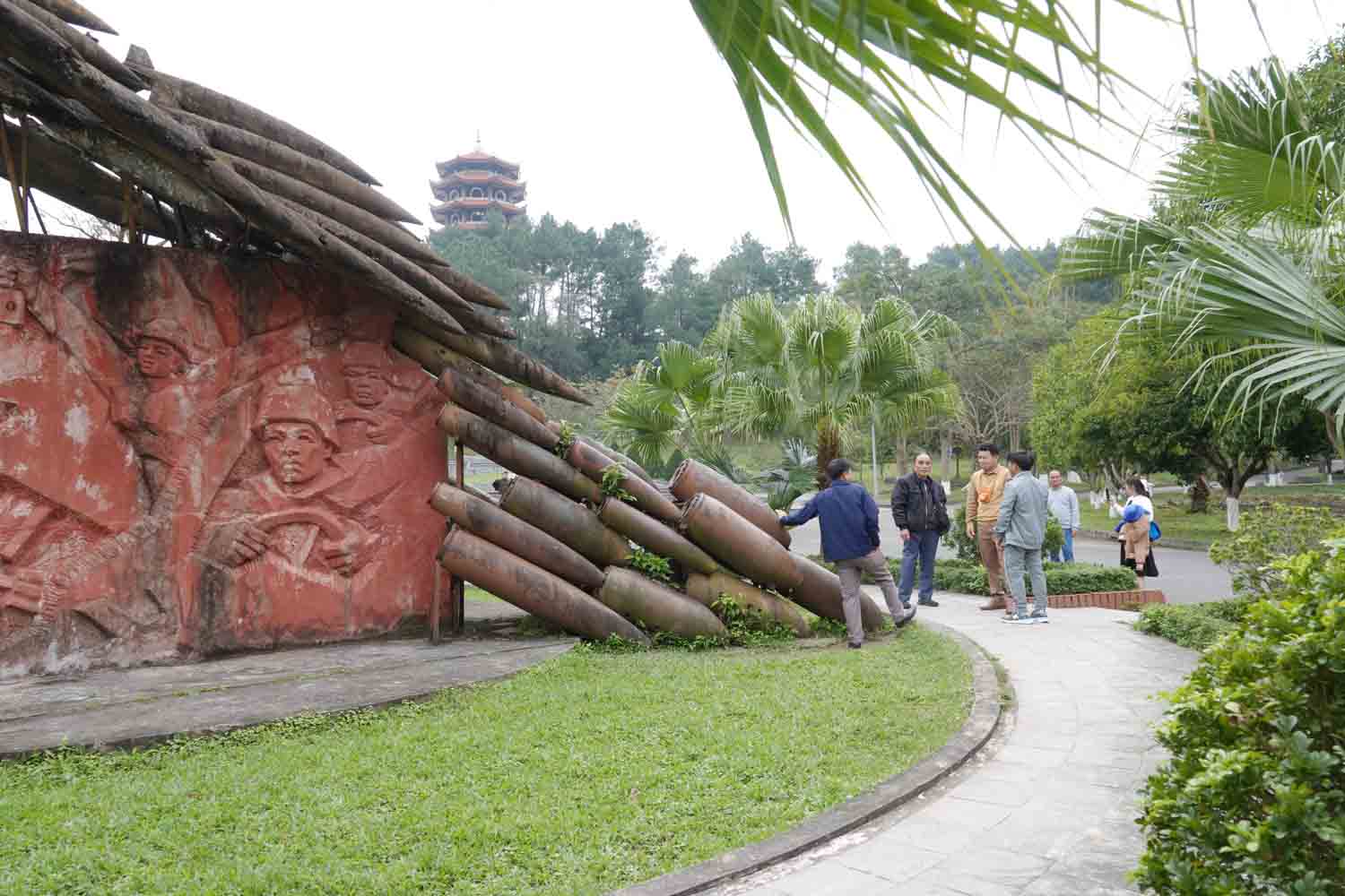 Nhóm du khách bên chứng tích bom đạn chiến tranh. Ảnh: Trần Tuấn.