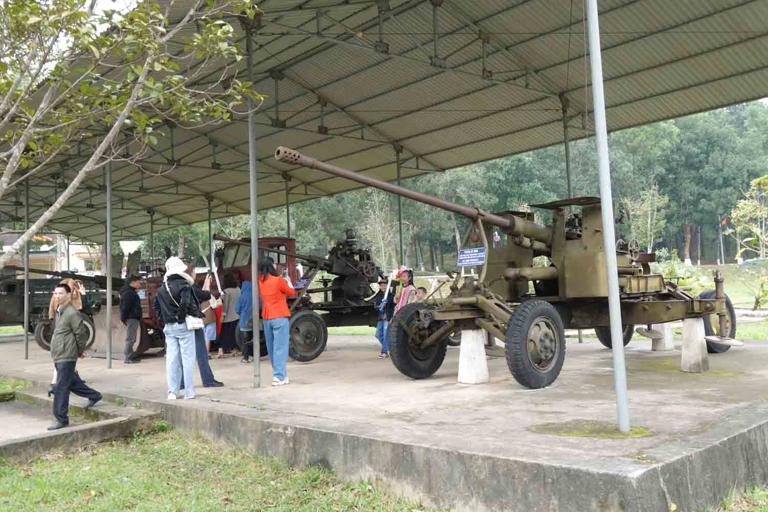 Xe, pháo là kỉ vật chiến tranh trưng bày tại Di tích Ngã ba Đồng Lộc. Ảnh: Trần Tuấn.