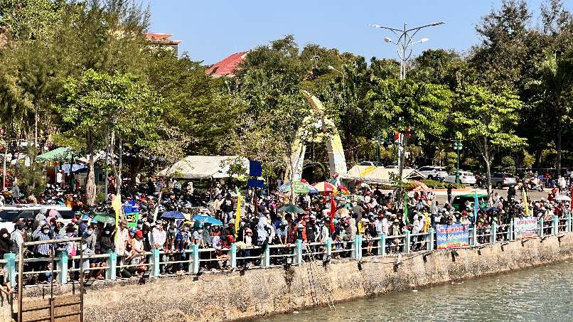 Rất đông người dân, du khách đứng 2 bên dòng sông Cà Ty để xem đua thuyền. Ảnh: Duy Tuấn 