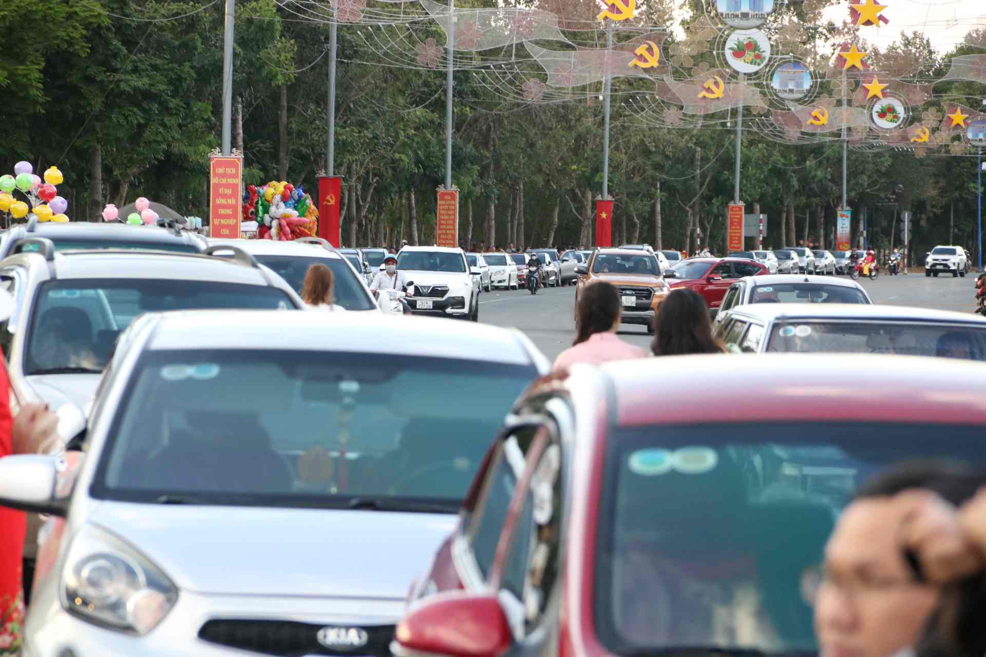 Trên đường Lê Lợi, người dân đi xe ô tô phải đỗ xe từ rất xa để đi bộ vào Công viên thành phố mới Bình Dương. 