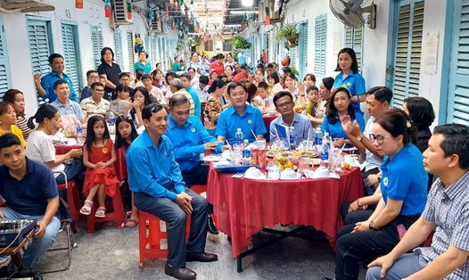 Công nhân lao động ở lại thành phố được ăn bữa cơm tân niên cùng tổ chức Công đoàn TPHCM. Ảnh: Huỳnh Phương