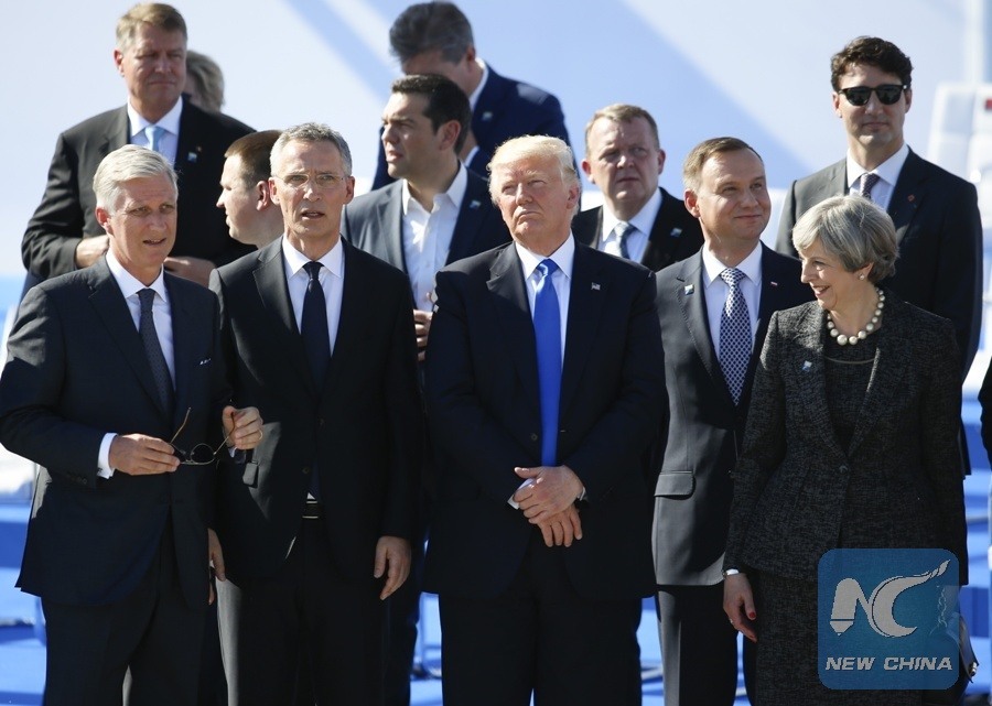 Từ trái qua, hàng trước: Vua Philippe của Bỉ, Tổng thư ký NATO Jens Stoltenberg, Tổng thống Mỹ Donald Trump, Thủ tướng Anh Theresa May (từ trái sang phải, phía trước) và lãnh đạo các quốc gia thành viên NATO khác trong hội nghị thượng đỉnh NATO, tại Brussels, Bỉ, ngày 25.5.2017. Ảnh: Xinhua