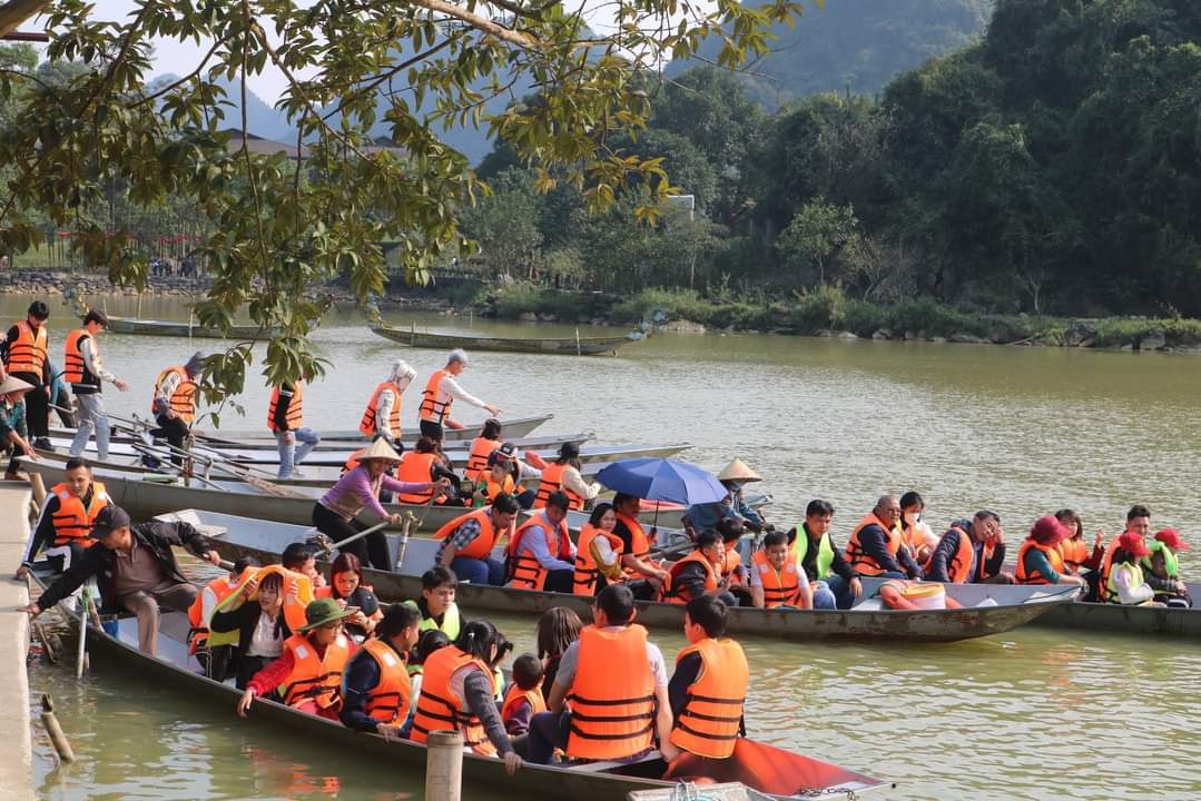 Du khách tới tham quan tại khu du lịch sinh thái thung Nham trong những ngày Tết Nguyên đán Giáp Thìn 2024. Ảnh: Nguyễn Trường