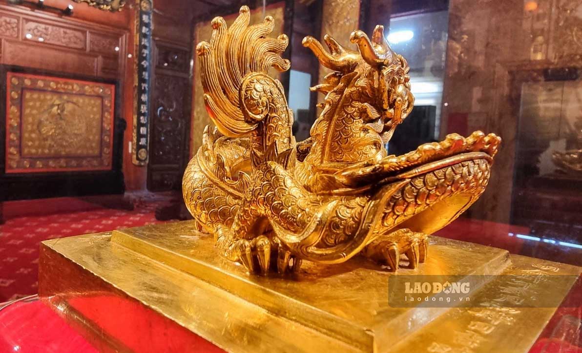 Ấn vàng ” Hoàng đế chi bảo” được chạm khắc tinh xảo, là đỉnh cao của nghệ thuật chạm khắc.