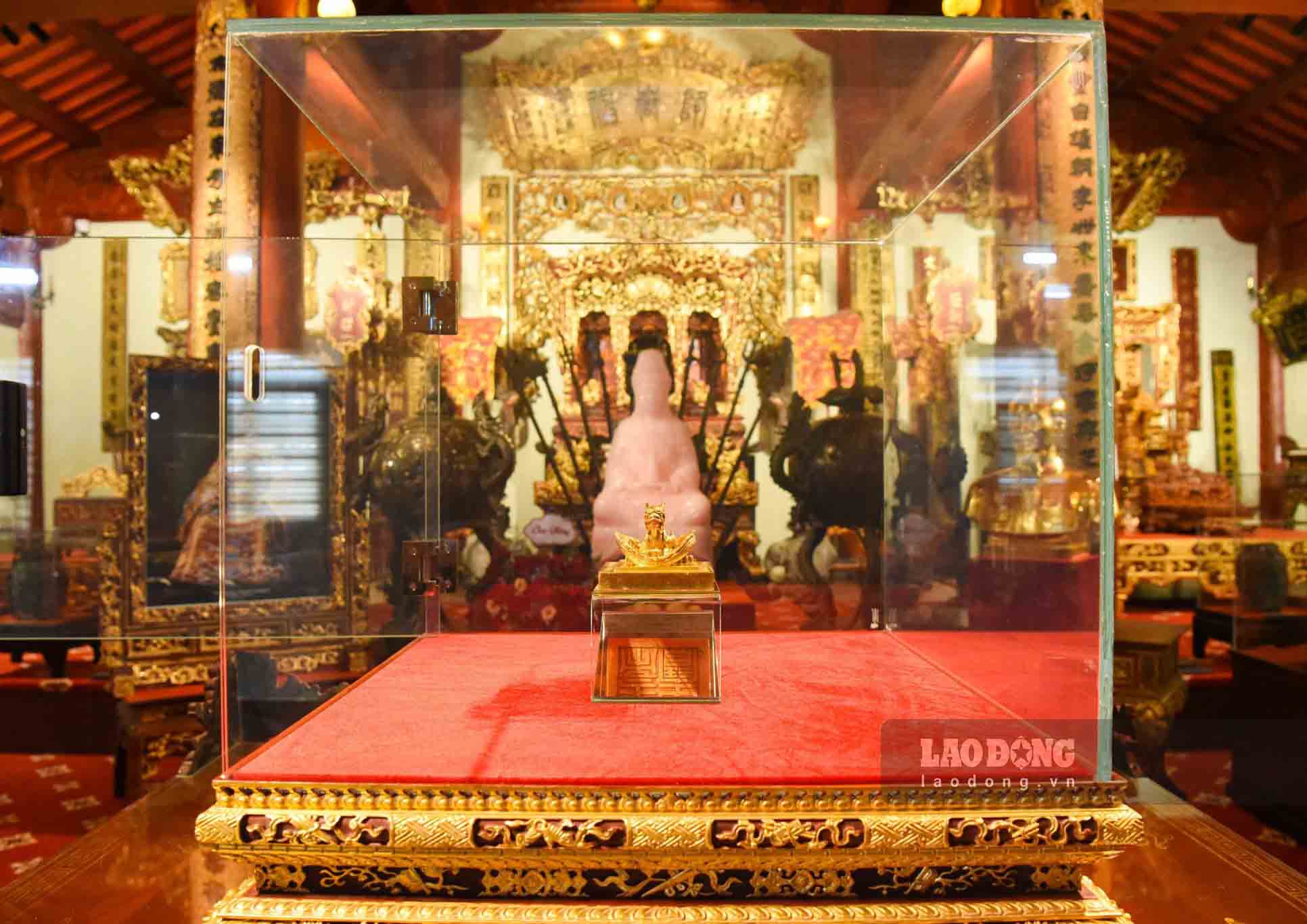 Ấn vàng Hoàng đế chi bảo hiện được trưng bày giữa gian phòng hơn 100 m2, nằm trong Bảo tàng Hoàng gia Nam Hồng (TP Từ Sơn, tỉnh Bắc Ninh).