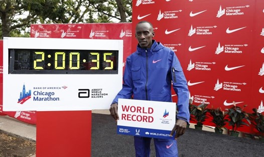Kelvin Kiptum đang giữ kỉ lục thế giới môn marathon. Ảnh: The Sun