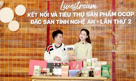 Chương trình livestream quảng bá, tiêu thụ các đặc sản của tỉnh Nghệ An trên sàn thương mại điện tử. Ảnh: Kim Oanh