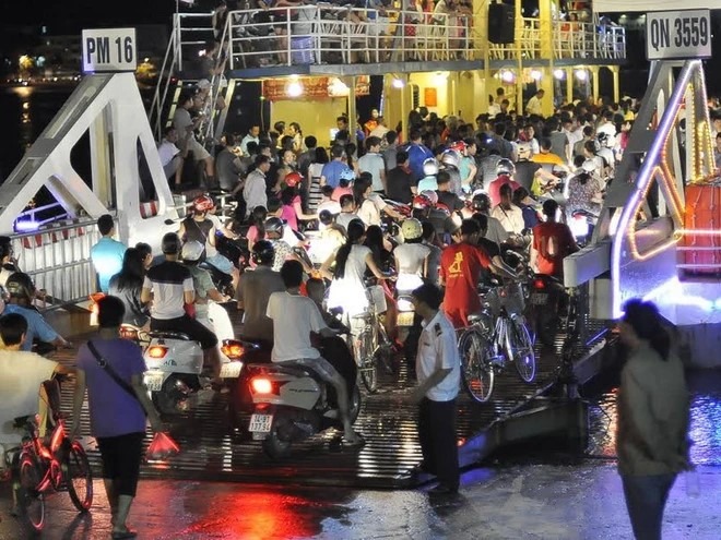 Du khách, người dân háo hức trải nghiệm đi phà Bãi Cháy trong lần thử nghiệm khôi phục phà Bãi Cháy năm 2014. Ảnh: Thanh Tùng