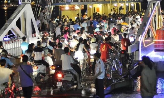 Du khách, người dân háo hức trải nghiệm đi phà Bãi Cháy trong lần thử nghiệm khôi phục phà Bãi Cháy năm 2014. Ảnh: Thanh Tùng