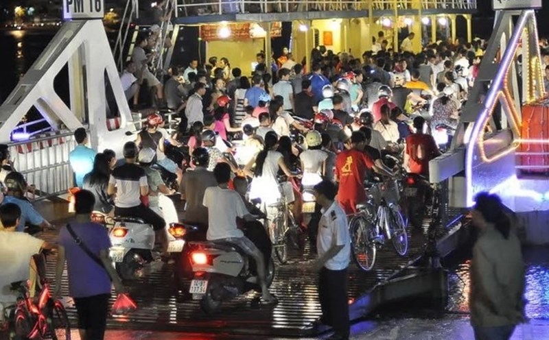 Du khách, người dân háo hức trải nghiệm đi phà Bãi Cháy trong lần thử nghiệm khôi phục phà Bãi Cháy năm 2014. Ảnh: Thanh Tùng