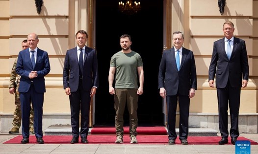 Tổng thống Ukraina Volodymyr Zelensky (giữa) chào đón Tổng thống Pháp Emmanuel Macron (thứ 2 từ trái), Thủ tướng Đức Olaf Scholz (bìa trái), Thủ tướng Italy Mario Draghi (thứ 2 từ phải) và Tổng thống Romania Klaus Iohannis (phải) tại Kiev ngày 16.6.2022. Ảnh: Xinhua