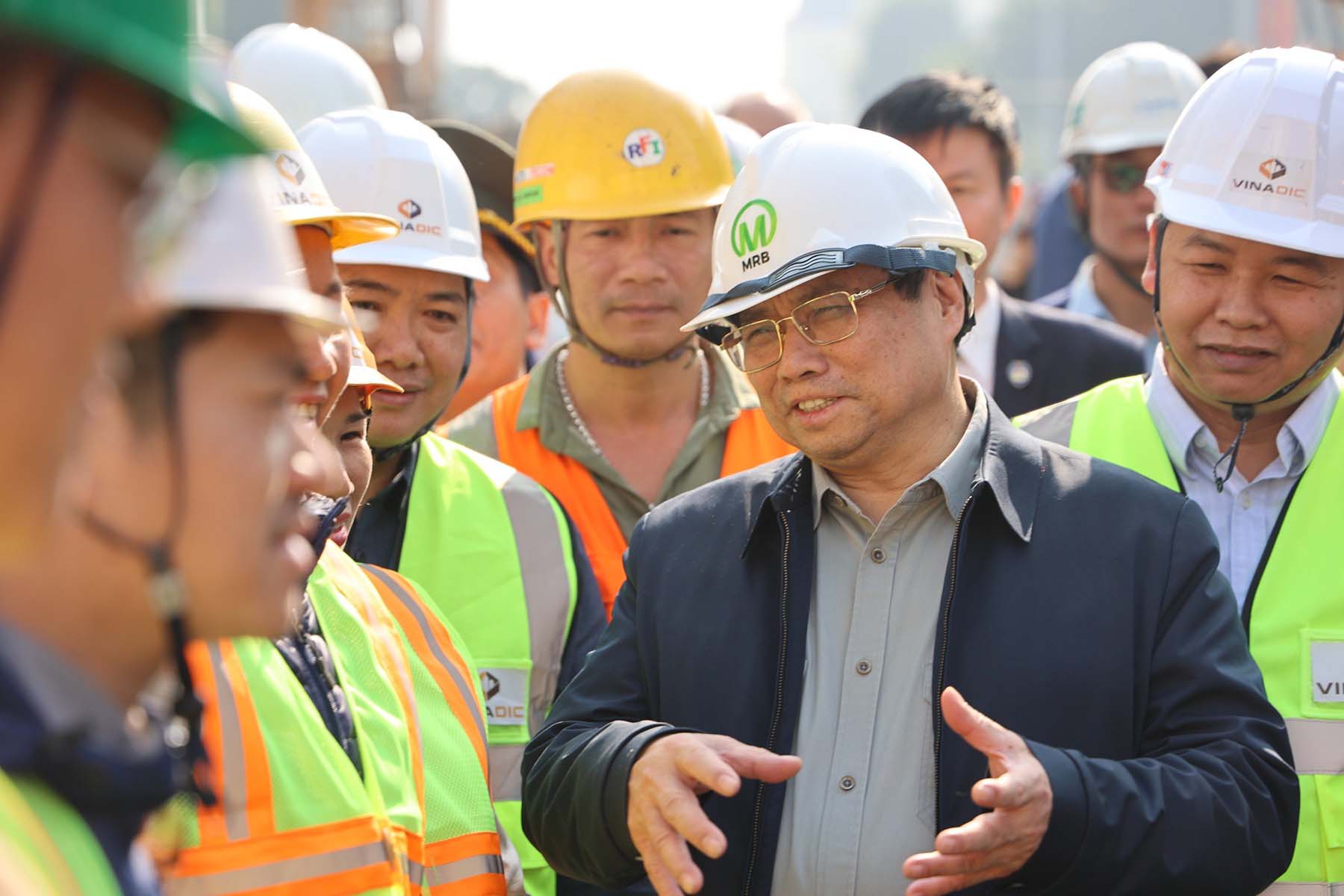 Thủ tướng Phạm Minh Chính thăm và chúc Tết, động viên các cán bộ, kỹ sư, công nhân. Ảnh: Phạm Đông