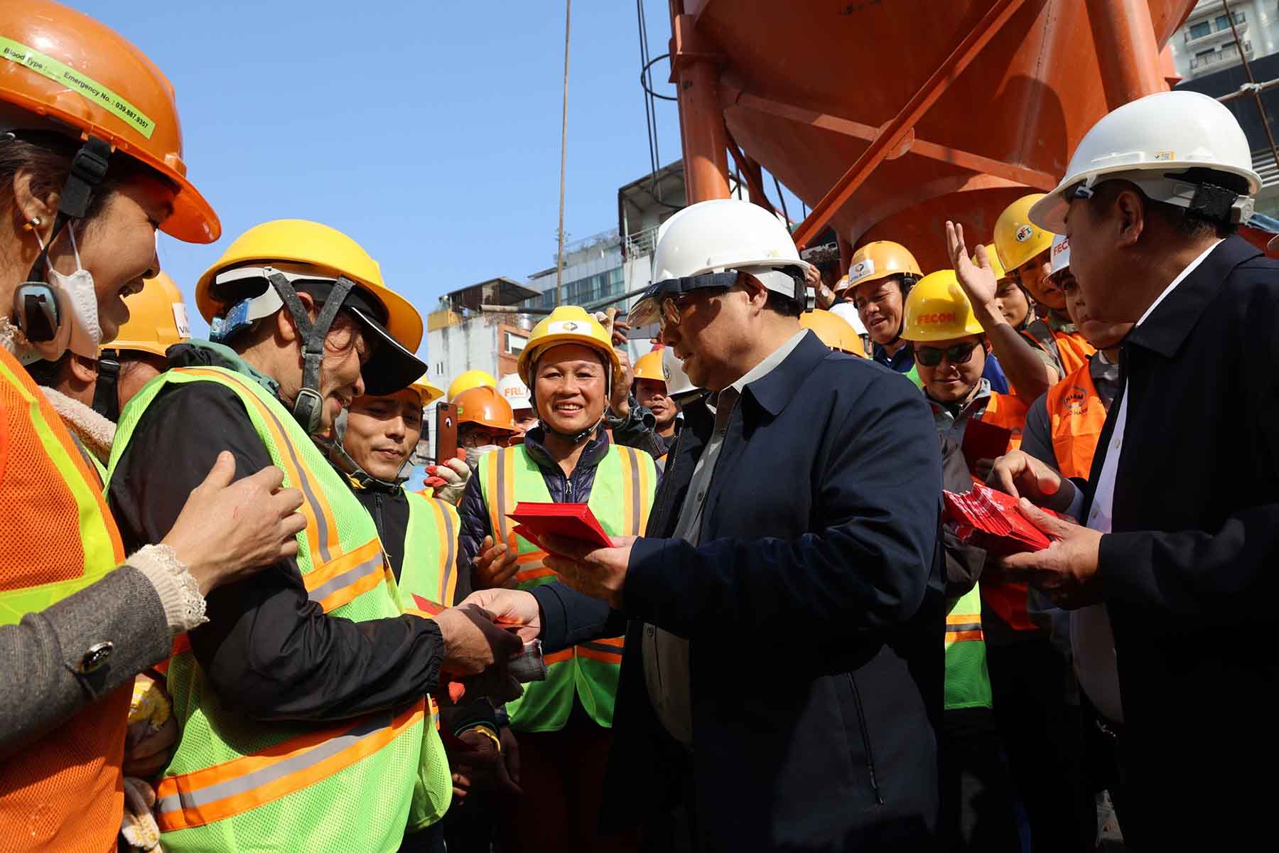 Thủ tướng Chính phủ Phạm Minh Chính lì xì, chúc Tết và động viên các cán bộ, kỹ sư, công nhân. Ảnh: Phạm Đông
