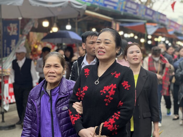 Thời tiết tại Hà Nội ngày mùng 3 Tết Nguyên đán khá đẹp, trời nắng ấm nên nhiều người dân tranh thủ đến Phủ Tây Hồ (quận Tây Hồ, thành phố Hà Nội) du xuân và đi lễ cầu may. 