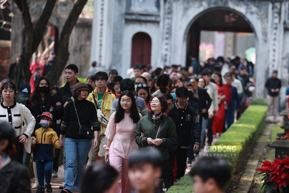 Lối vào Văn Miếu - Quốc Tử Giám luôn ken đặc người. Trao đổi với Lao Động, ông Lê Xuân Kiêu - Giám đốc Trung tâm Hoạt động Khoa học Văn Miếu – Quốc Tử Giám cho biết, để đảm bảo cho du khách tới di tích đón xuân trong không khí vui tươi, lành mạnh, an toàn, Trung tâm đã phối hợp với các cơ quan chức năng, chính quyền địa phương xây dựng phương án đảm bảo an ninh trật tự, giải quyết ùn tắc giao thông, đảm bảo công tác phòng chống cháy nổ… tại Hồ Văn và toàn bộ khu vực Di tích Văn Miếu - Quốc Tử Giám trong thời gian diễn ra Hội chữ Xuân Giáp Thìn 2024.