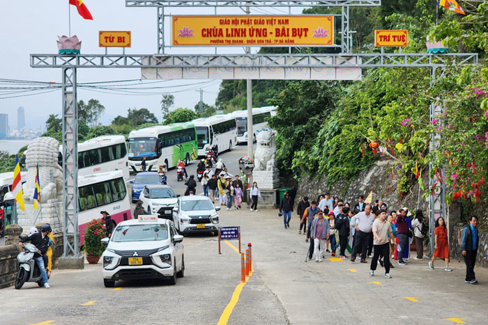 Cổng chùa Linh Ứng Bãi Bụt Đà Nẵng đông đúc khách du lịch, người dân đi du xuân.