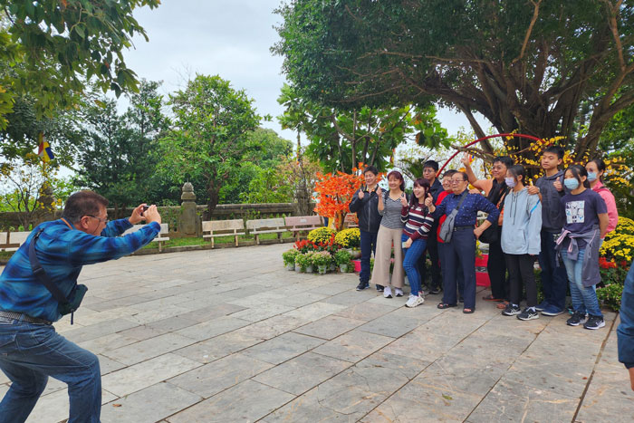 Người dân, du khách chụp ảnh lưu niệm tại chùa.