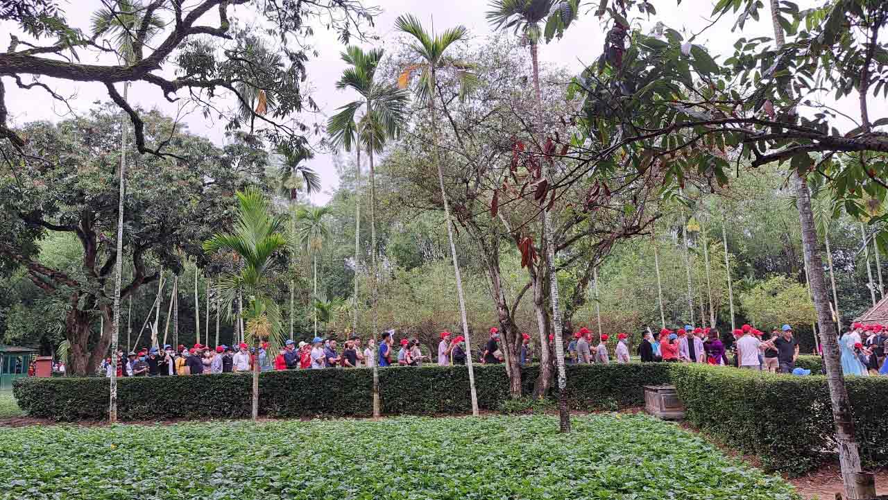 Du khách về thăm quê Bác Hồ trong ngày đầu xuân mới. Ảnh: Hải Đăng