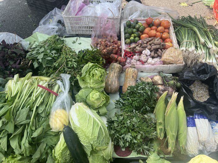 Tại chợ dân sinh khu vực quận Hà Đông, Thanh Xuân, Cầu Giấy,... giá rau xanh tăng cao so với ngày thường.  
