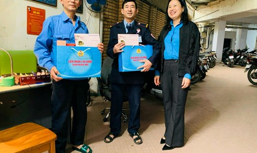 Liên đoàn Lao động quận Hoàng Mai trao quà cho người lao động làm việc xuyên Tết. Ảnh: CĐCS