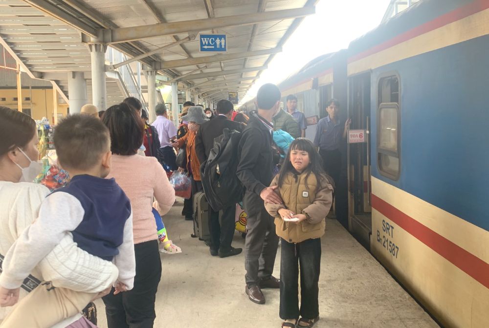 Hành khách khẩn trương di chuyển lên xuống tàu tại ga Thanh Hóa. Ảnh: T.Vương 